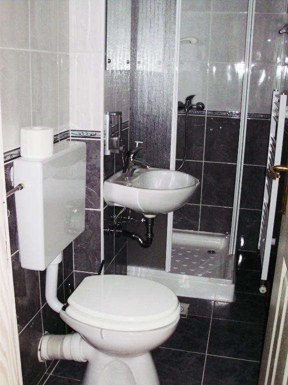 Pansion Izvor Hotell Korenica Rum bild