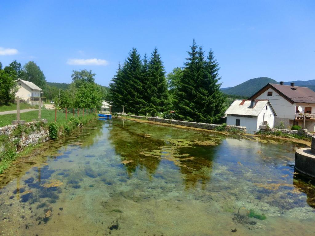 Pansion Izvor Hotell Korenica Exteriör bild