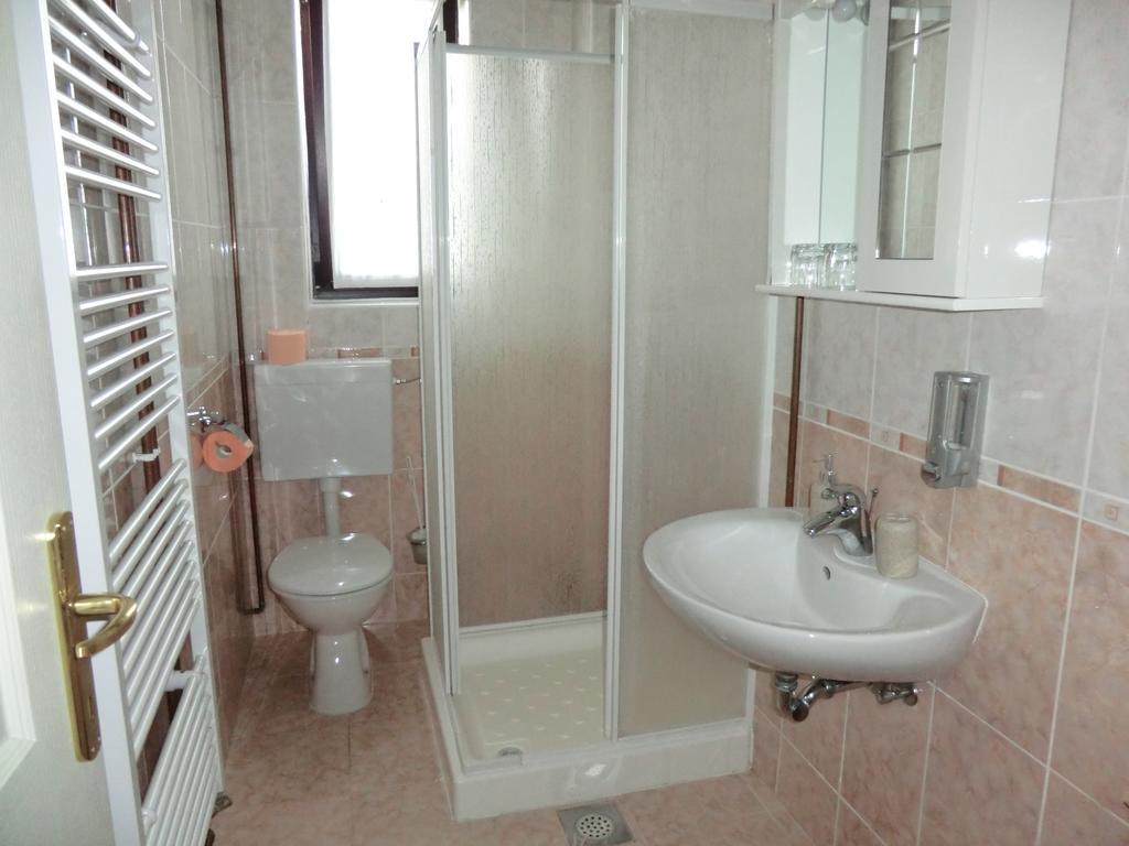 Pansion Izvor Hotell Korenica Exteriör bild
