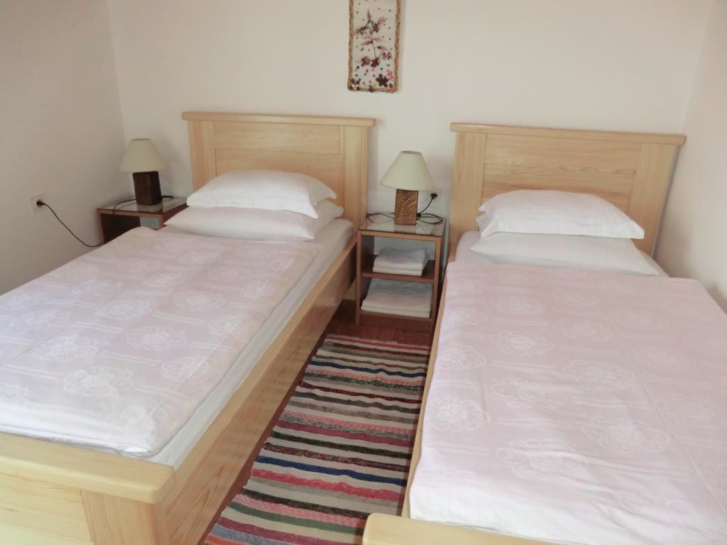 Pansion Izvor Hotell Korenica Exteriör bild