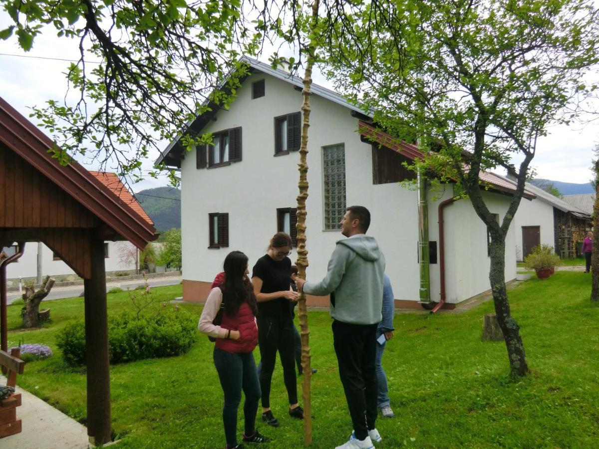 Pansion Izvor Hotell Korenica Exteriör bild