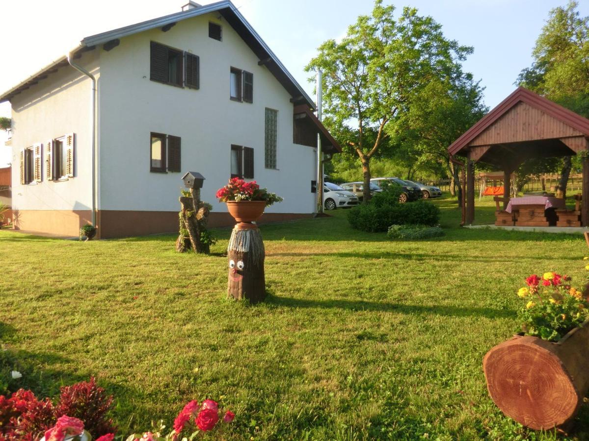 Pansion Izvor Hotell Korenica Exteriör bild