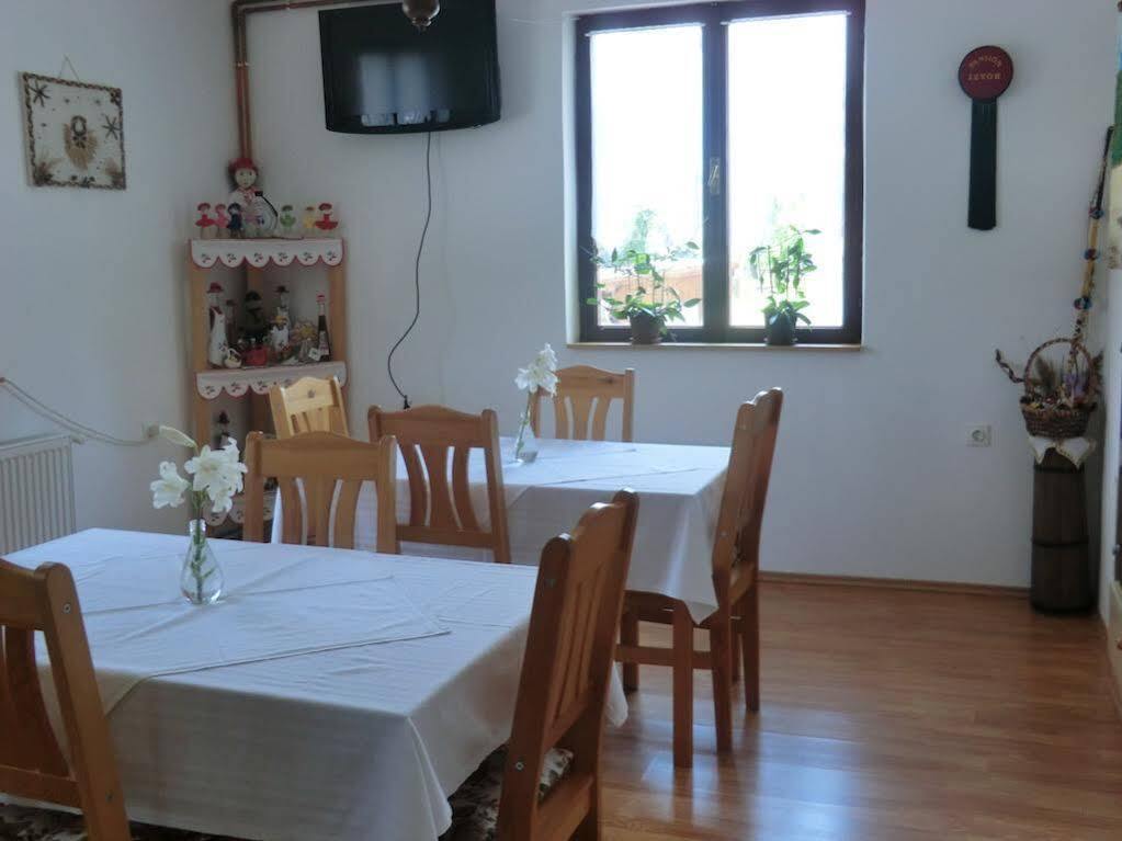 Pansion Izvor Hotell Korenica Exteriör bild