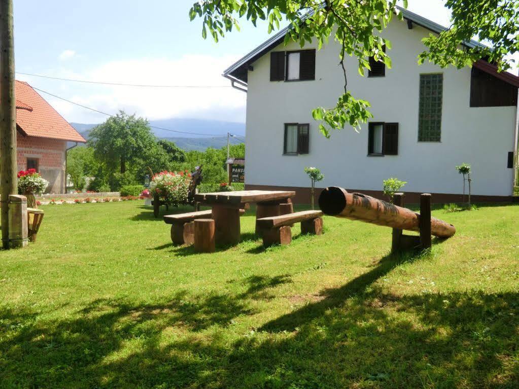 Pansion Izvor Hotell Korenica Exteriör bild