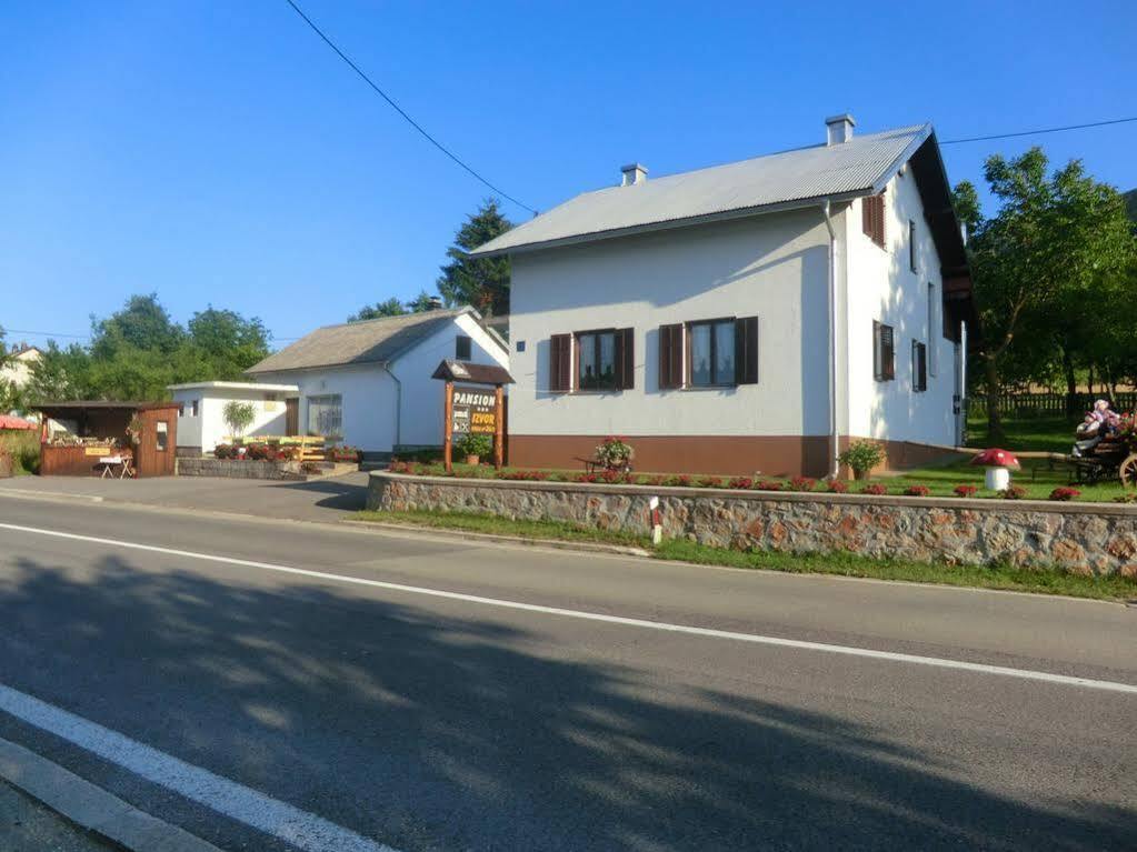 Pansion Izvor Hotell Korenica Exteriör bild
